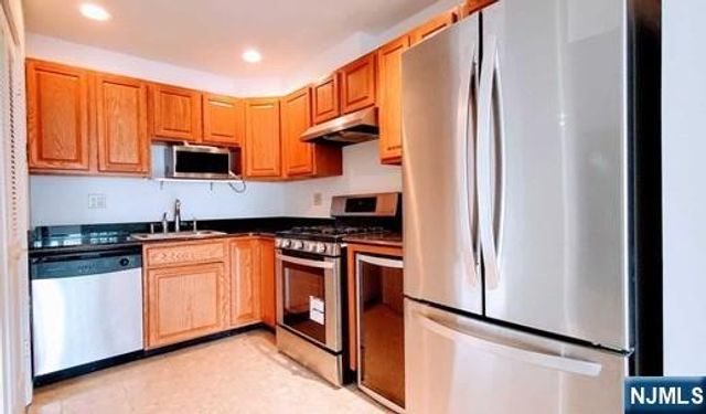 1203 River Road 21A, Edgewater, NJ 07020