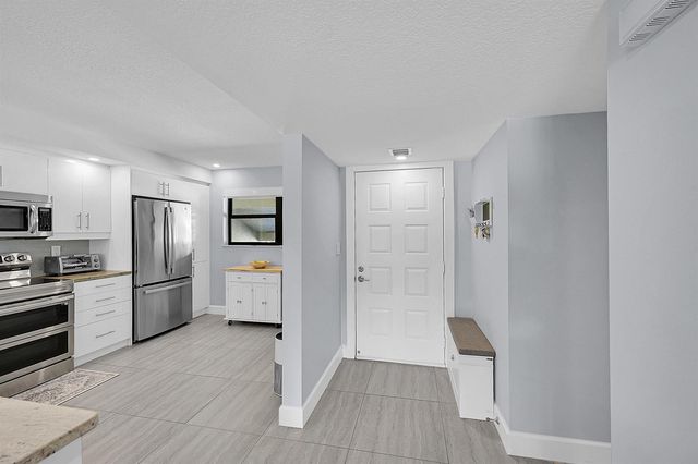 12870 Briarlake Drive 201, Palm Beach Gardens, FL 33418