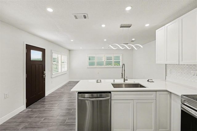 318 BATH STREET, Tarpon Springs, FL 34689