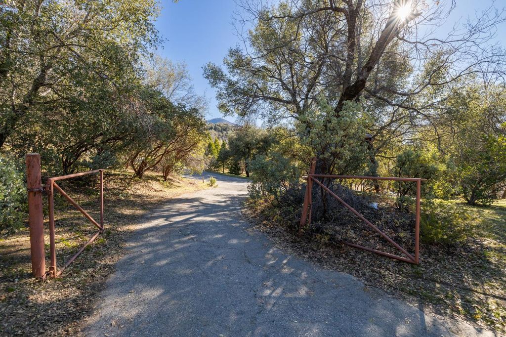 Image 5 of property listing at 33030 Road 233, North Fork, CA 93643