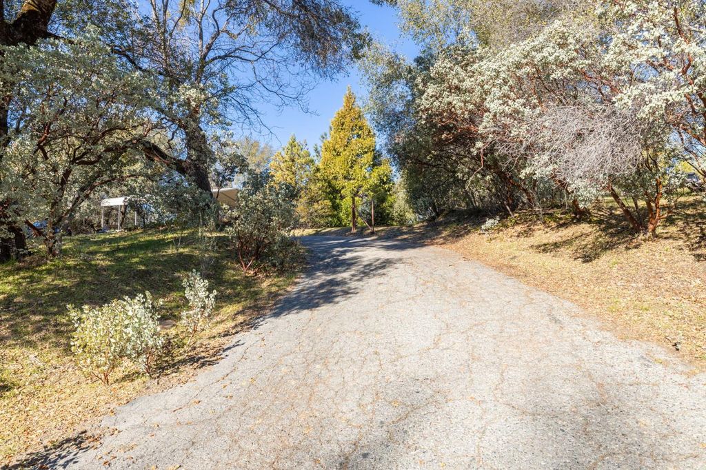 Image 6 of property listing at 33030 Road 233, North Fork, CA 93643