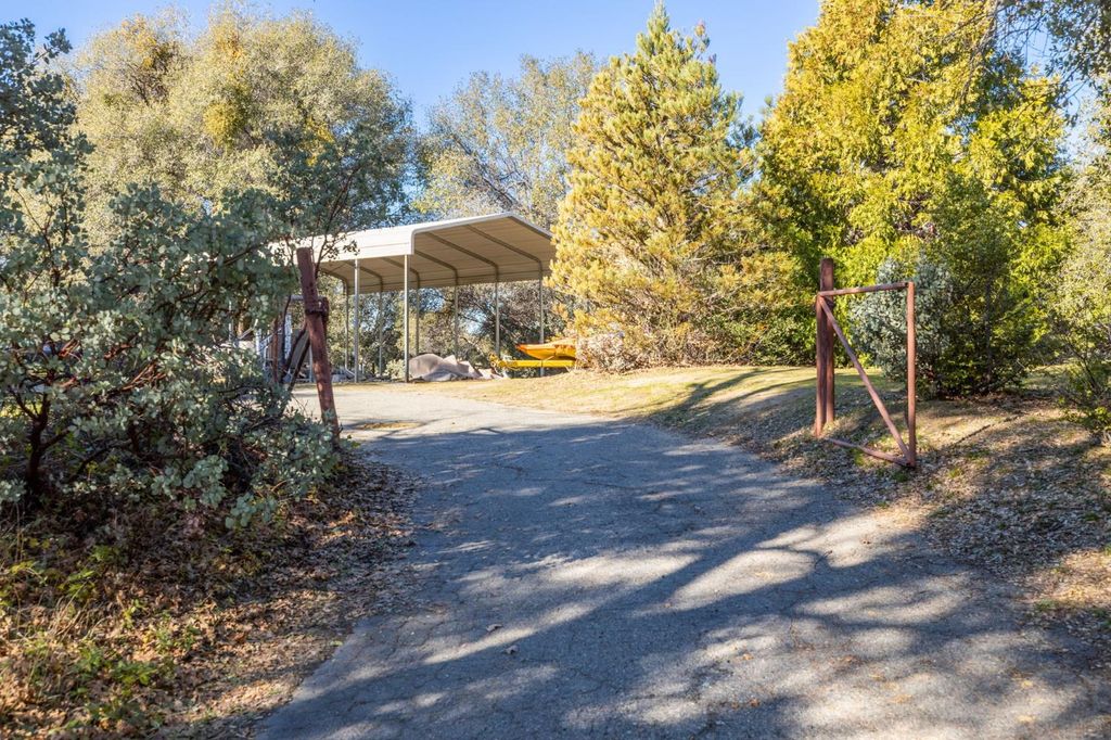 Image 7 of property listing at 33030 Road 233, North Fork, CA 93643