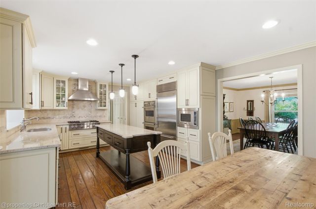 25235 Canterbury Road, Franklin Village, MI 48025