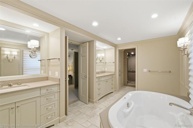 25235 Canterbury Road, Franklin Village, MI 48025