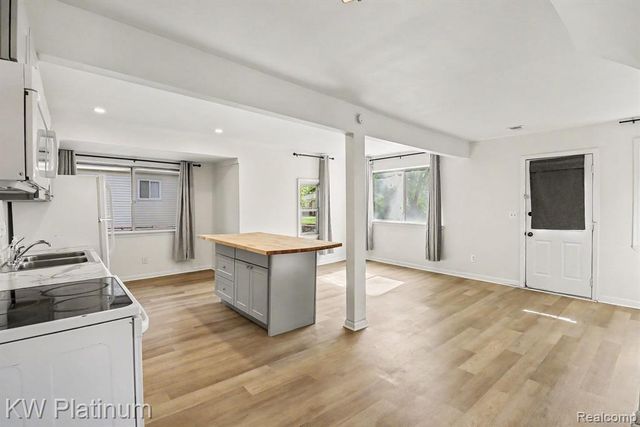 317 E Madge Avenue, Hazel Park, MI 48030