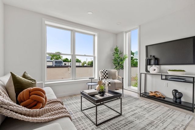 602 Canterbury U9, Boston, MA 02131