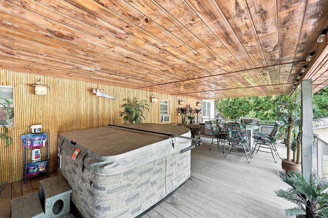 688 S West St, Agawam, MA 01030