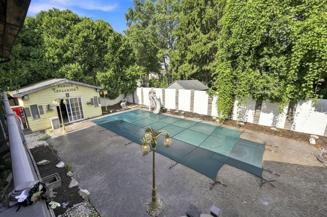 688 S West St, Agawam, MA 01030