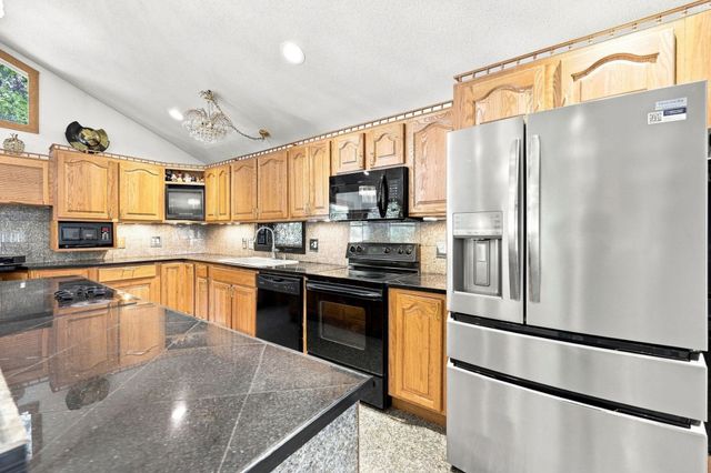 688 S West St, Agawam, MA 01030