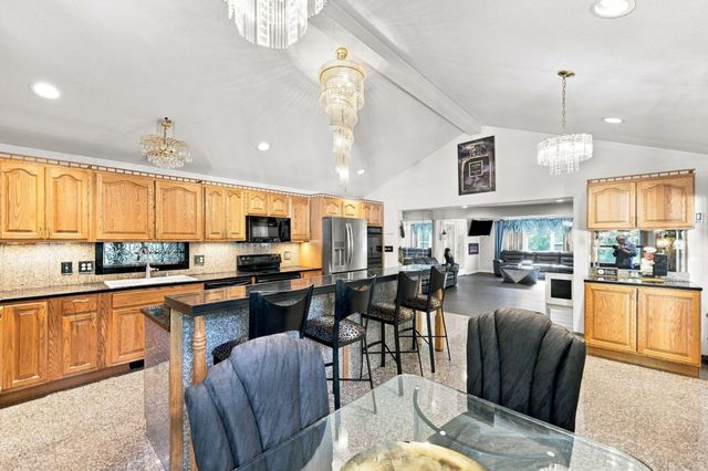 688 S West St, Agawam, MA 01030