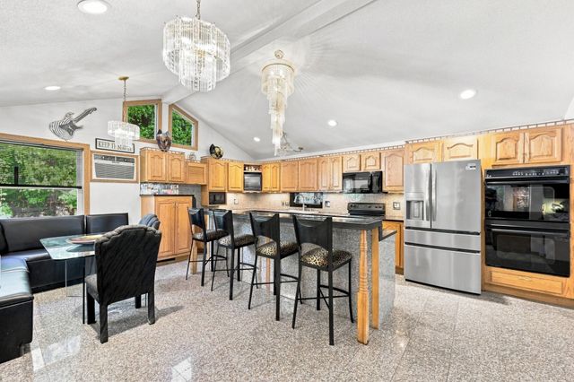 688 S West St, Agawam, MA 01030