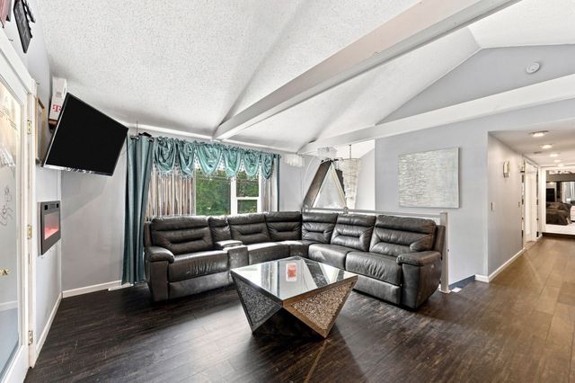 688 S West St, Agawam, MA 01030