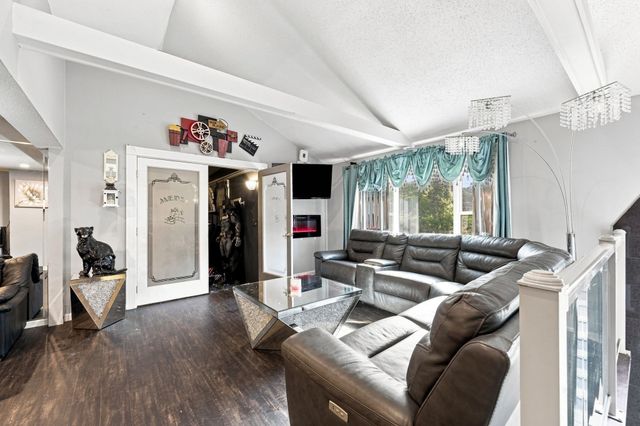 688 S West St, Agawam, MA 01030
