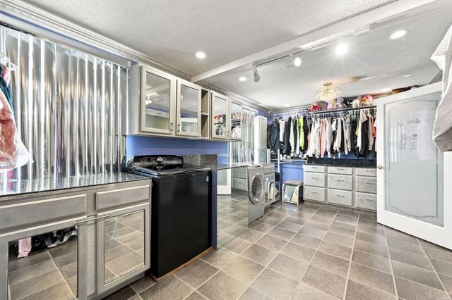 688 S West St, Agawam, MA 01030