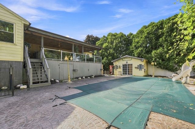 688 S West St, Agawam, MA 01030