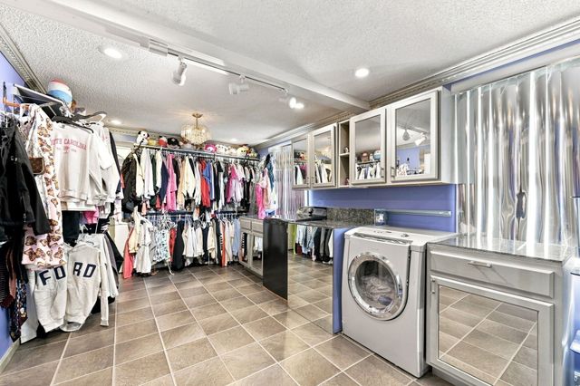 688 S West St, Agawam, MA 01030
