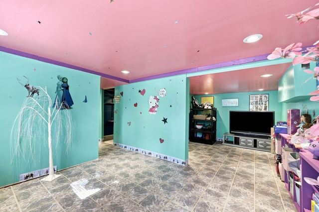 688 S West St, Agawam, MA 01030