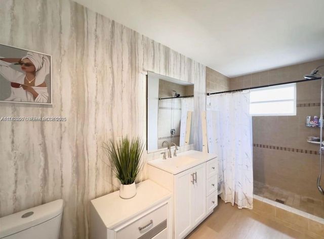 1120 NE 10th St 2, Hallandale Beach, FL 33009