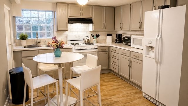 8202 S MUSKEGON Avenue B, Chicago, IL 60617