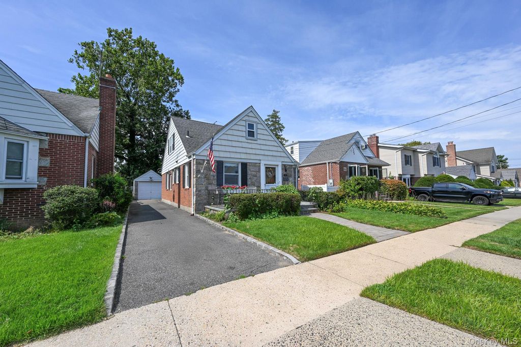 117 Euston Road S, West Hempstead, NY 11552 — exterior