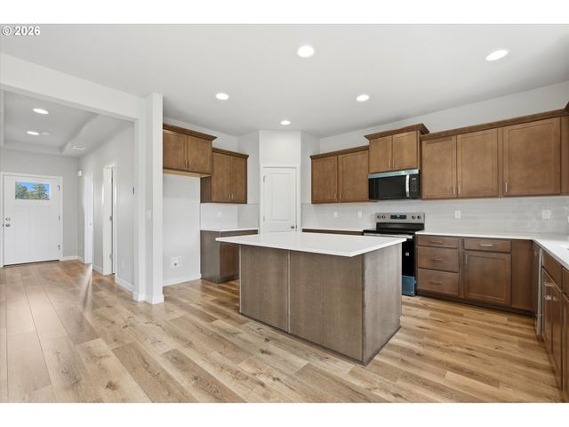 651 S 5th St, Carlton, OR 97111