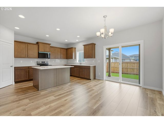 651 S 5th St, Carlton, OR 97111