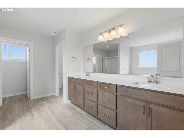 651 S 5th St, Carlton, OR 97111