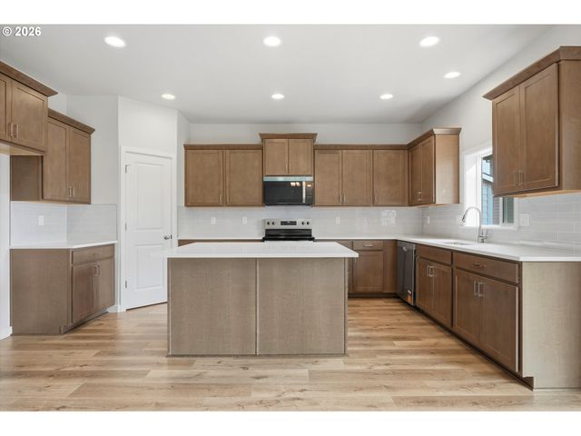 651 S 5th St, Carlton, OR 97111