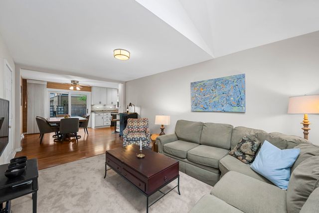 703 E Thomas Street, Arlington Heights, IL 60004