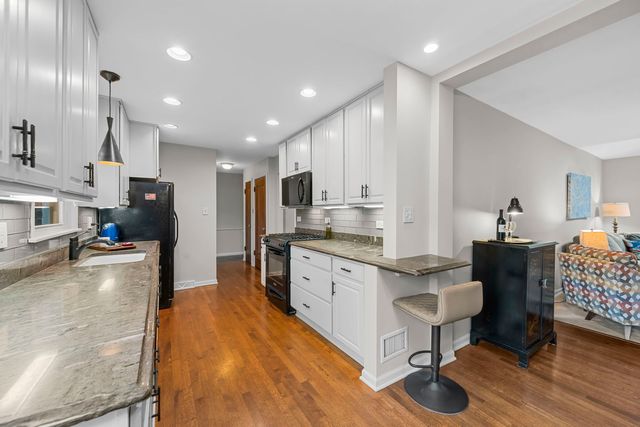 703 E Thomas Street, Arlington Heights, IL 60004