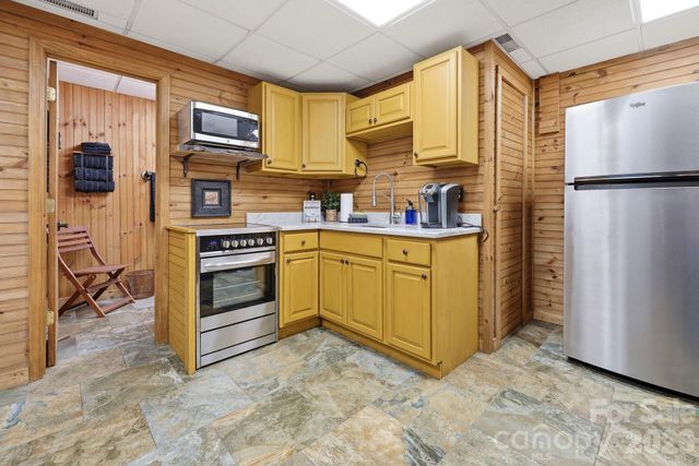206 Hamlet Drive, Burnsville, NC 28714