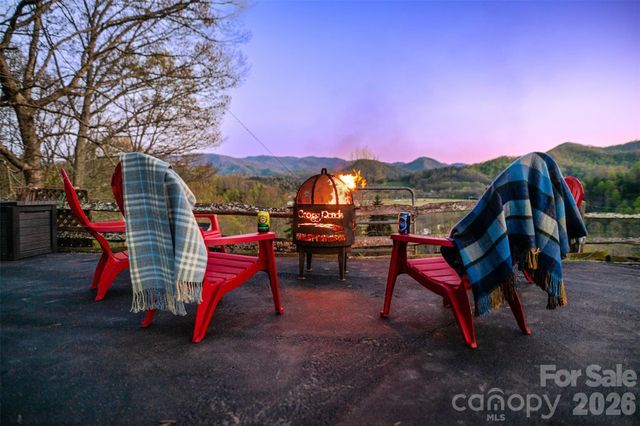206 Hamlet Drive, Burnsville, NC 28714