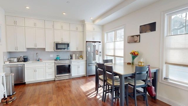 4 Market St TH, Cambridge, MA 02139