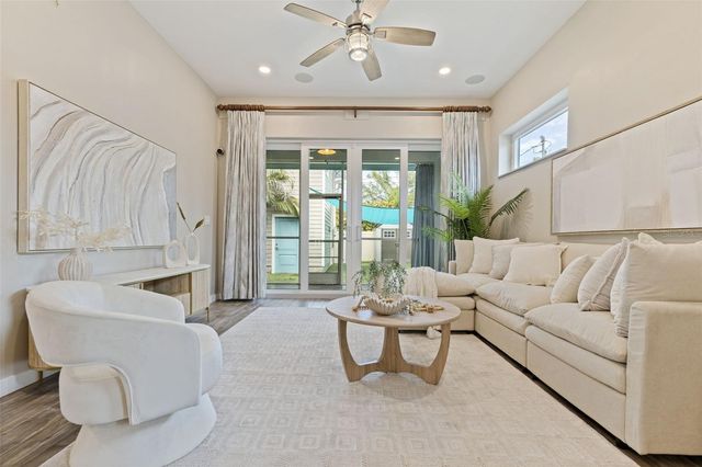 1421 14TH STREET N, St Petersburg, FL 33704