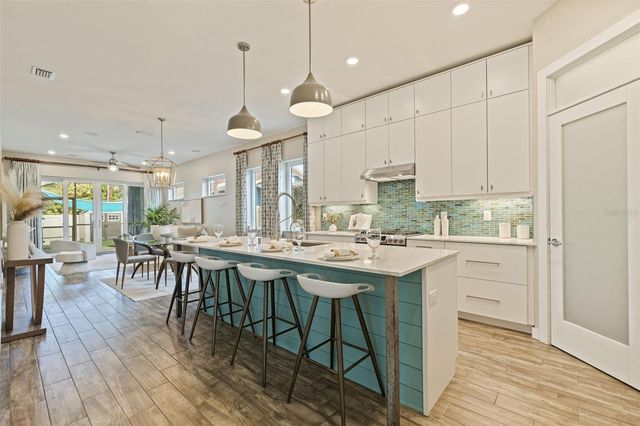 1421 14TH STREET N, St Petersburg, FL 33704