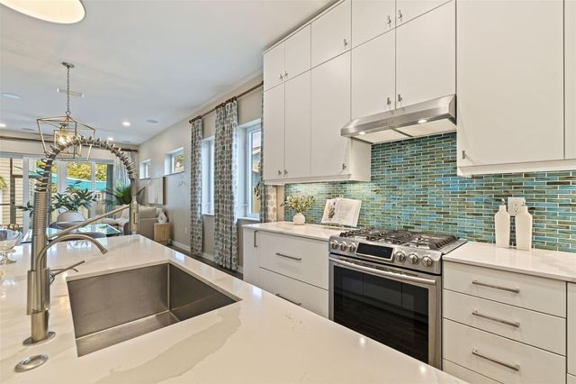 1421 14TH STREET N, St Petersburg, FL 33704