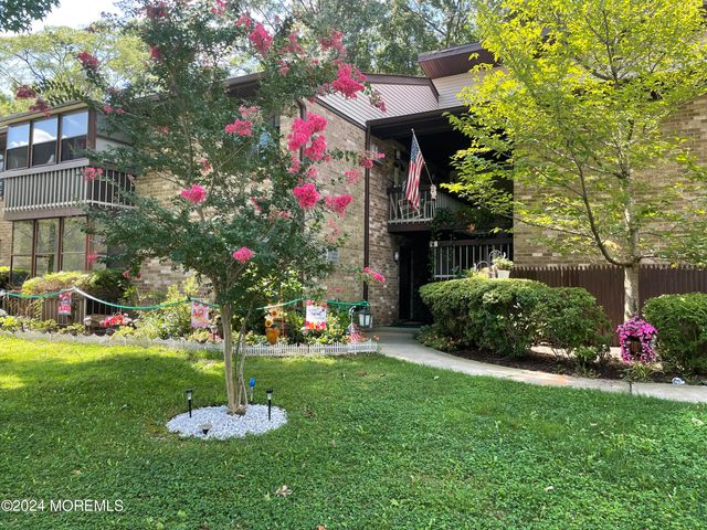 175 Amberly Drive A, Manalapan, NJ 07726