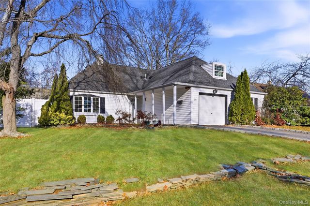 231 Sunflower Lane, Islandia, NY 11749