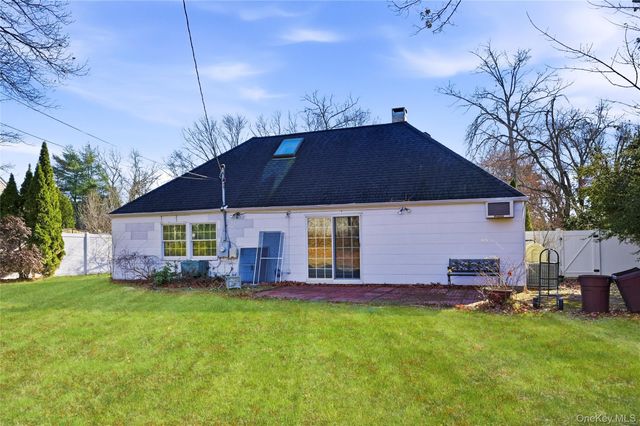 231 Sunflower Lane, Islandia, NY 11749