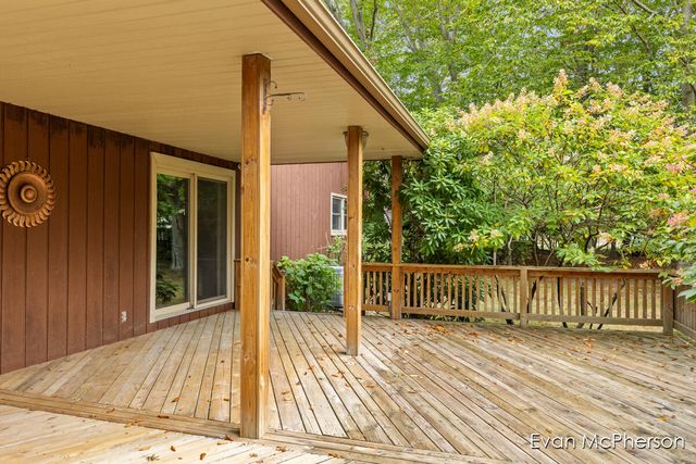 1665 Bayview Drive, Norton Shores, MI 49441