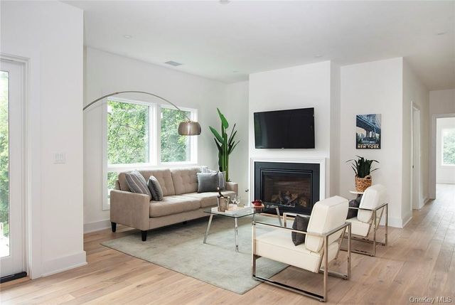 8 Boulevard W PH2, Pelham, NY 10803