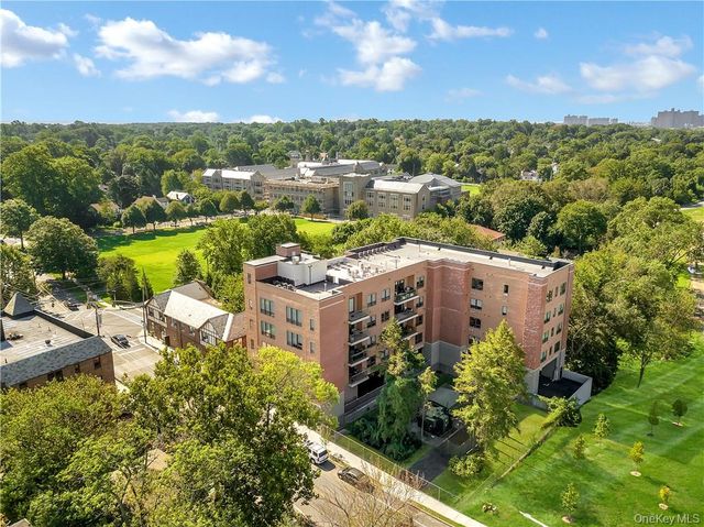 8 Boulevard W PH2, Pelham, NY 10803