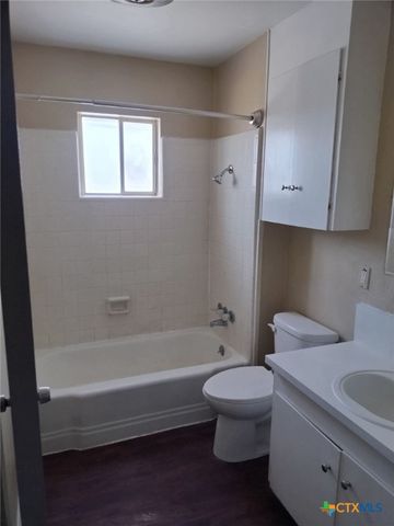1120 N King Street 202, Seguin, TX 78155
