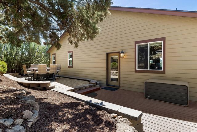 2106 NW Black Pines Place, Bend, OR 97703