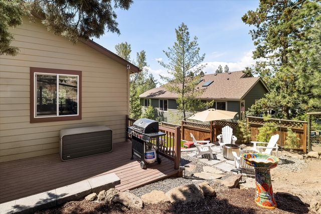 2106 NW Black Pines Place, Bend, OR 97703