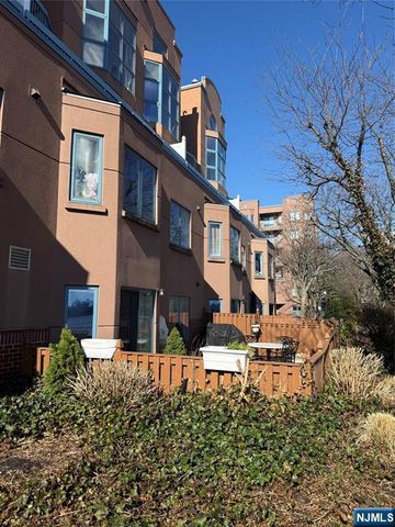 102 Nelson Court O102, Edgewater, NJ 07020
