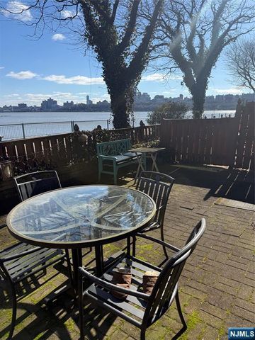 102 Nelson Court O102, Edgewater, NJ 07020