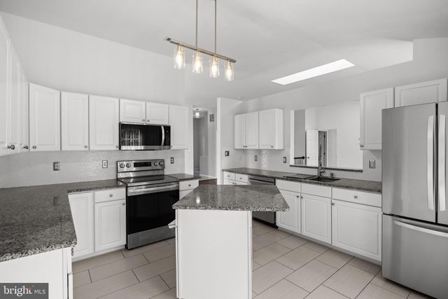 8 QUINCY MANOR LN, Burlington, NJ 08016