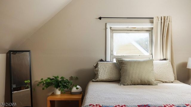 333 Giles Ave, Middlesex Boro, NJ 08846