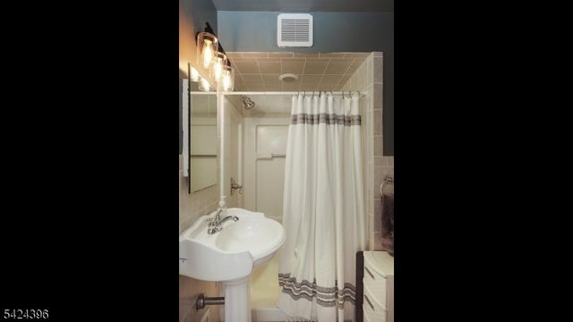 333 Giles Ave, Middlesex Boro, NJ 08846